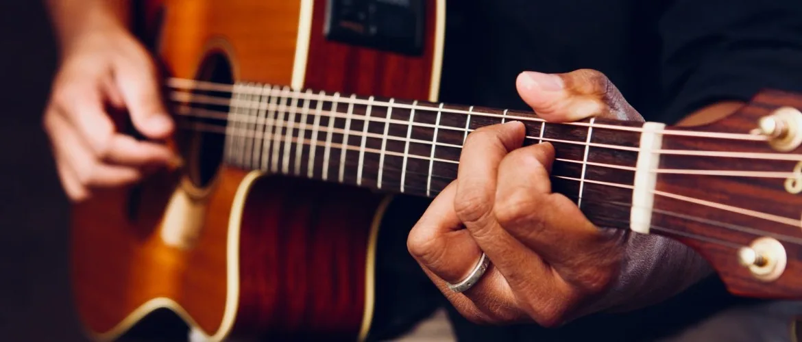 Zo stel je de hoogte van je voetsteun bij het gitaar spelen goed in