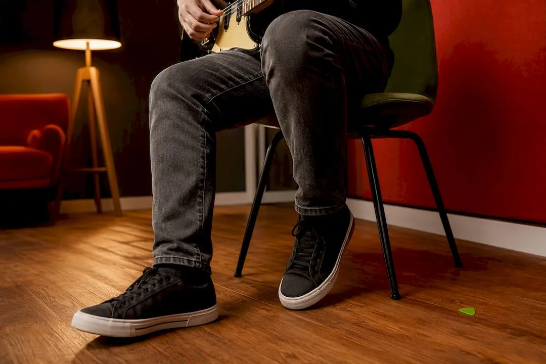 Gitarist oefent een swingend shuffle-ritme