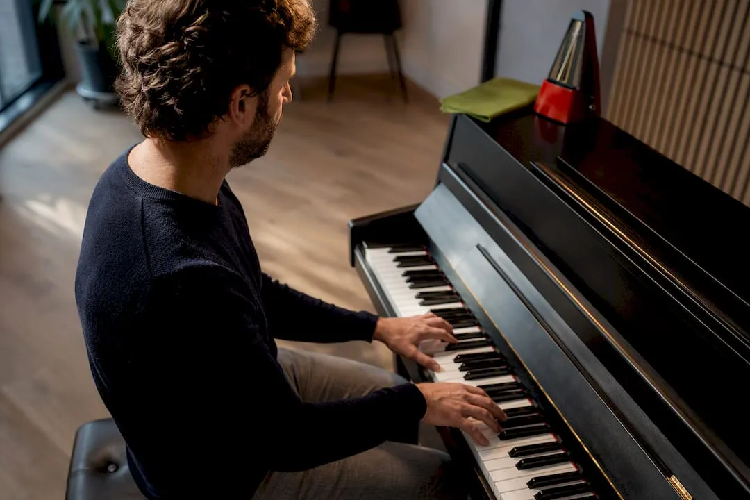 Speel direct drie begeleidingspatronen op piano: C, G, Am, F