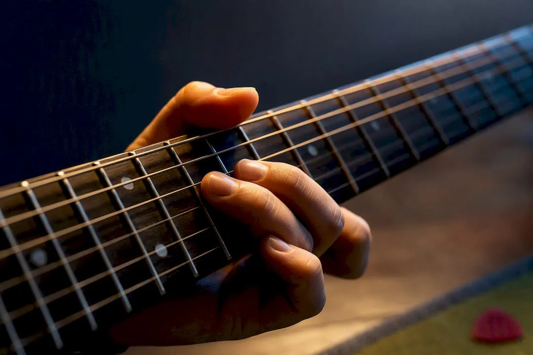 Hammer-ons en pull-offs op gitaar: zo speel je ze vloeiend