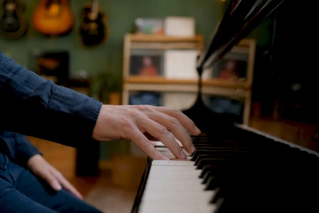 Linkerhand speelt akkoordomkeringen in jazz op piano