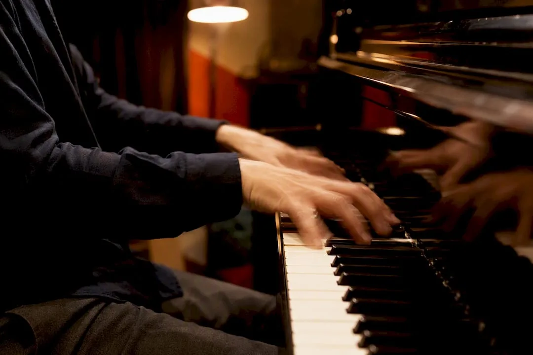 Beide handen spelen gesyncopeerde jazzakkoorden op piano