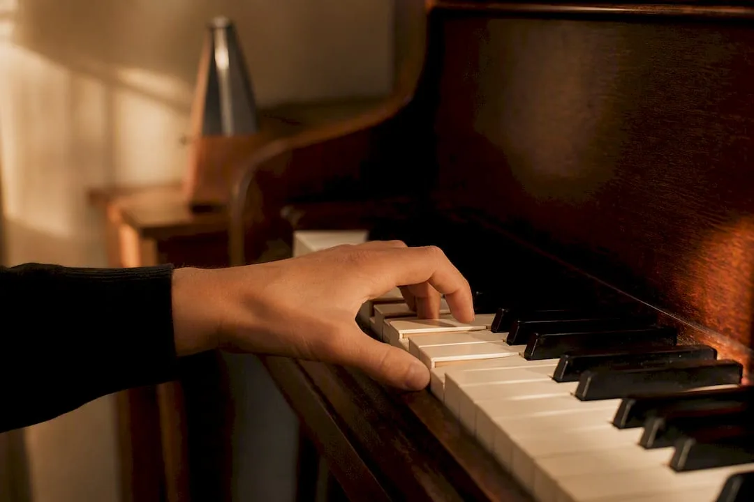 Close-up van vingerzetting op piano