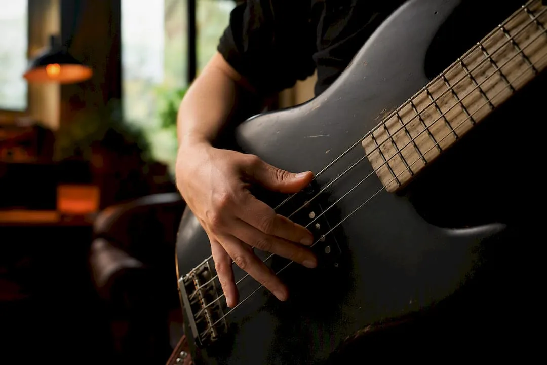 Linkerhand die geavanceerde slap- en ghost note-techniek op de bas speelt