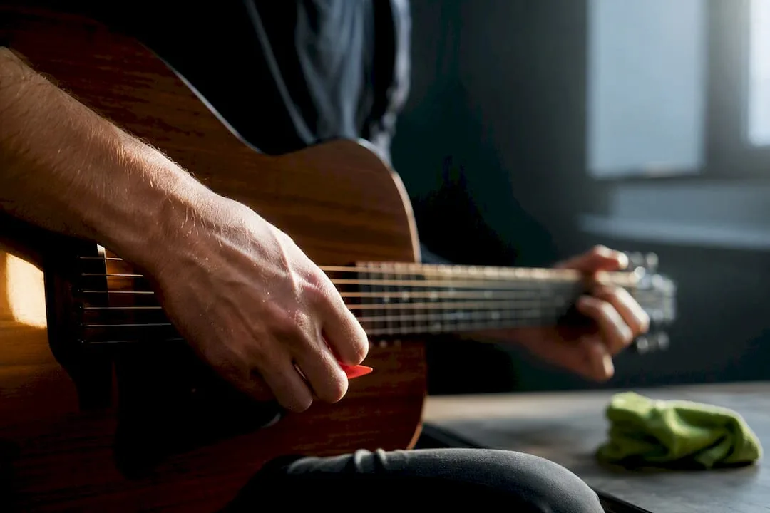 Strumming vs tokkelen: welke gitaartechniek leer je eerst?