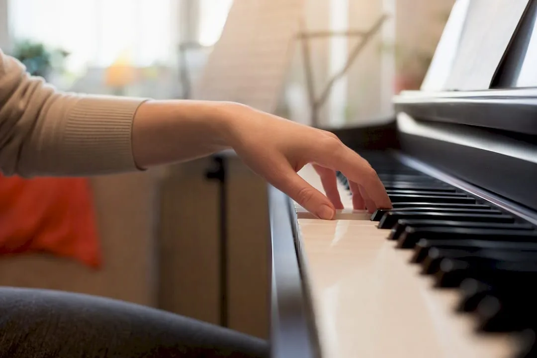Ontspannen hand die pianotoonladders speelt