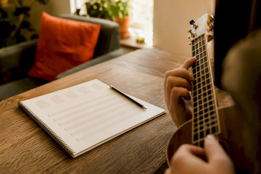 Ukelele-akkoordenblad en ukelele op tafel