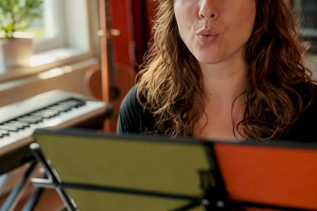 Close-up van zanger die liptrilling oefening doet