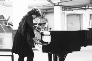 Slechte houding achter piano