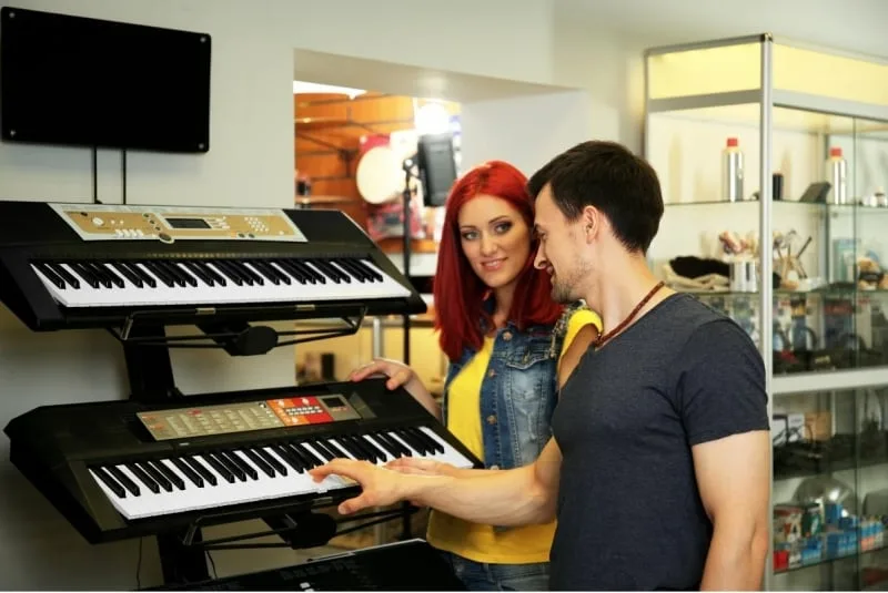 keyboard-kopen-in-muziekwinkel