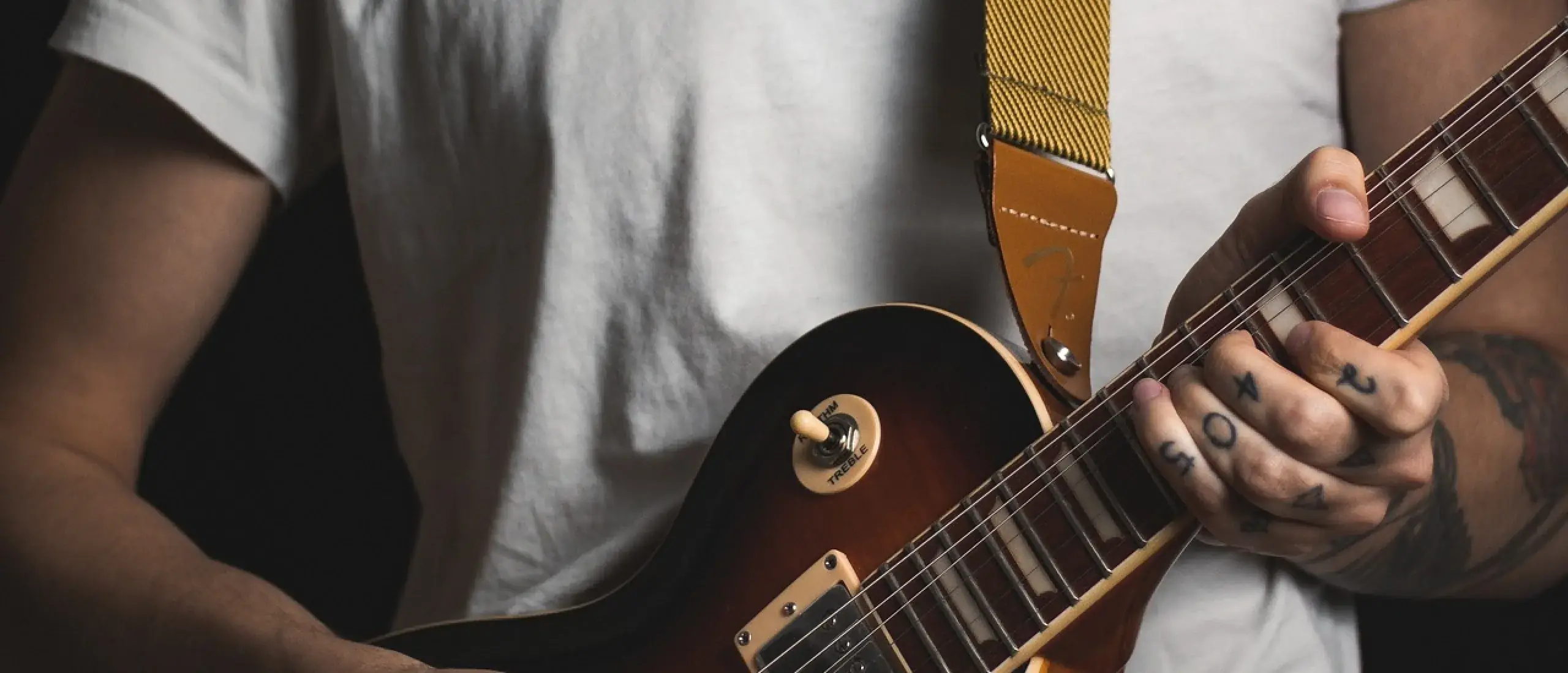 Strap locks op je gitaar installeren in plaats van strap buttons. Kan ik dat zelf?