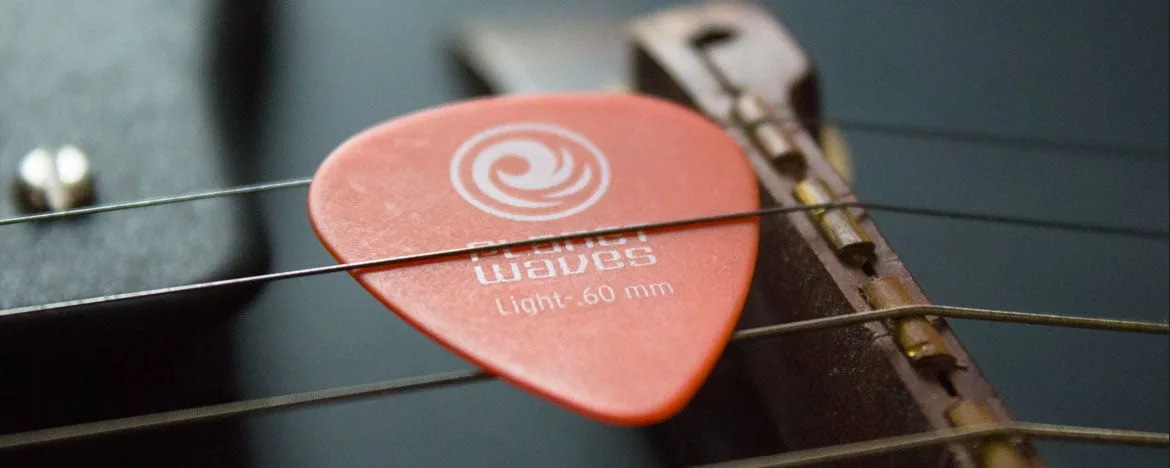 Gitaar aanslaan: plectrum en vingerzetting