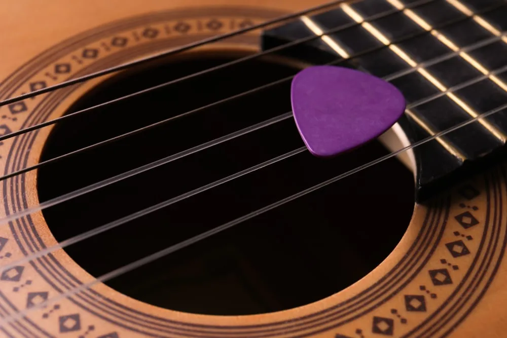 Plectrum gebruiken bij gitaar spelen