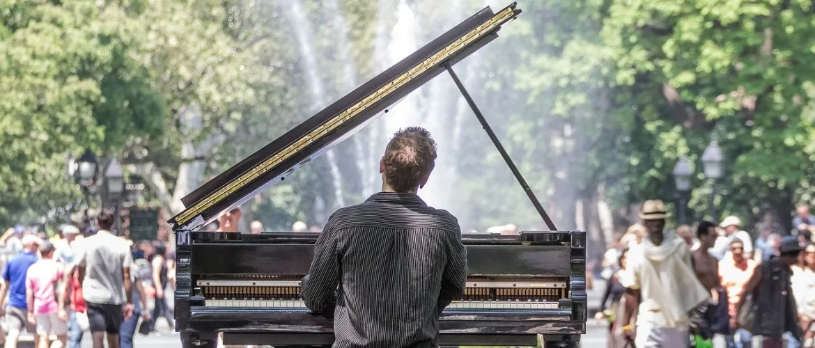 Zitten achter piano