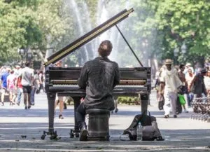 Zitten achter piano
