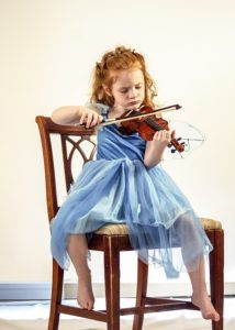 kind viool muziek maken