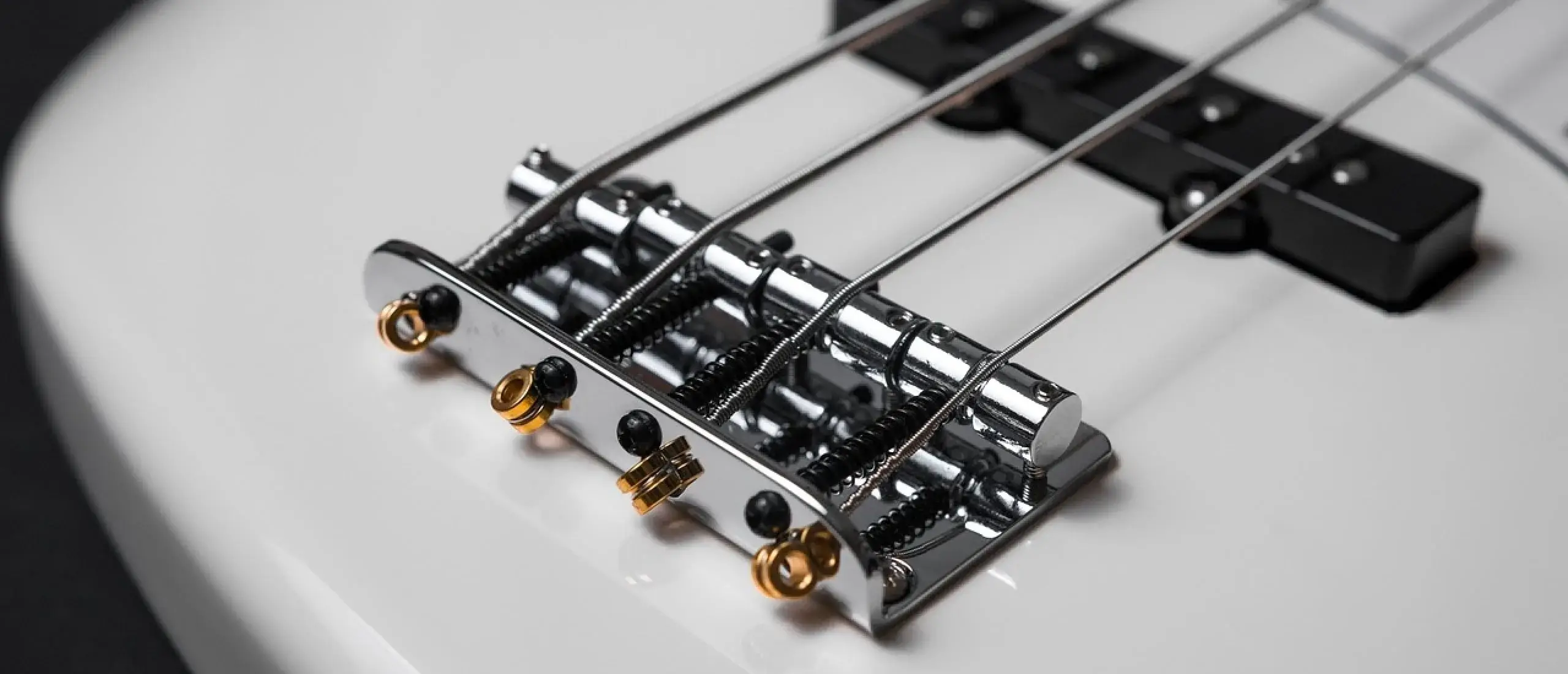 Waarom raakt mijn basgitaar snel ontstemd? 10 mogelijke oorzaken!