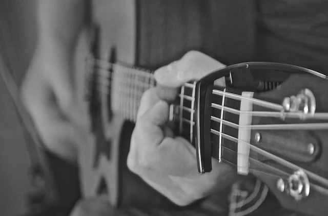 Gitaar spelen met een capo