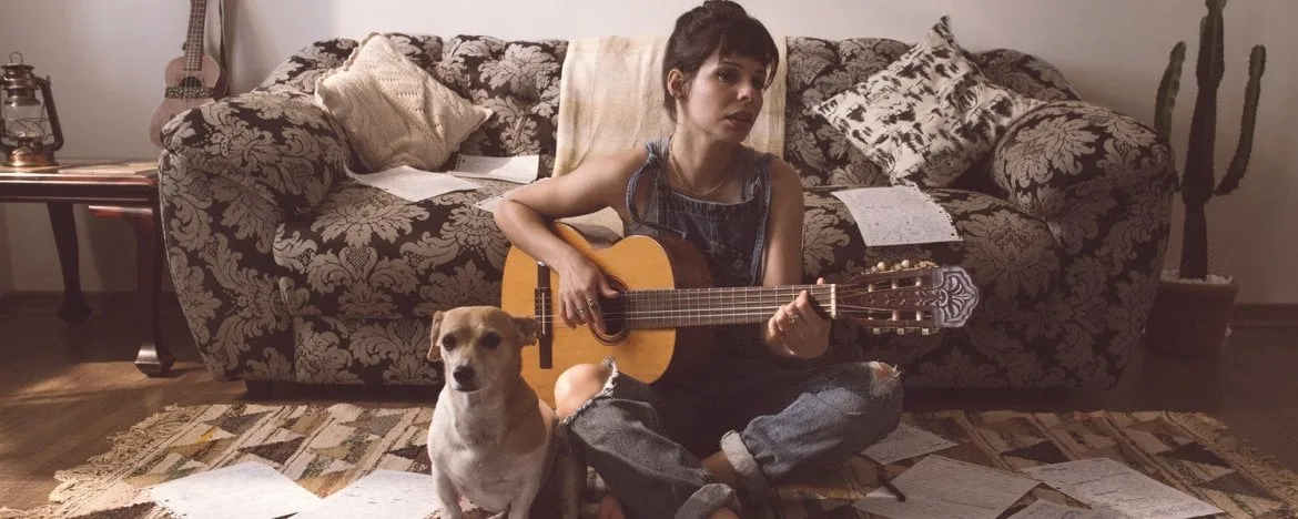 Gitaar ophangen: handige tips + voordelen en nadelen