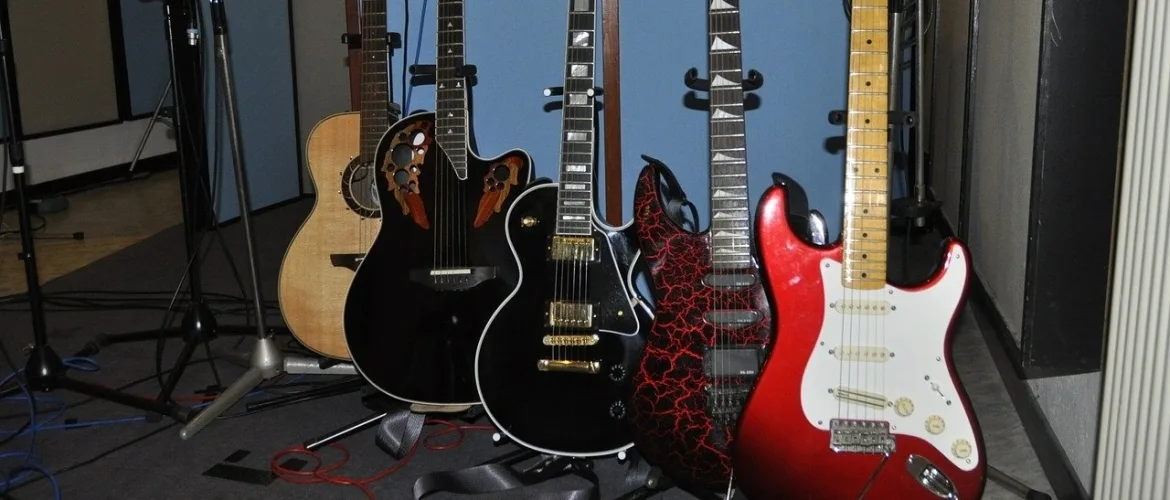 Gitaar spelen met mini-versterker
