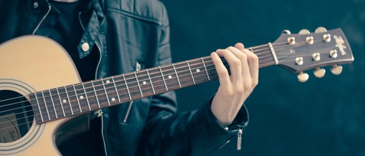 Gitaar spelen. Wat maakt het zo leuk?
