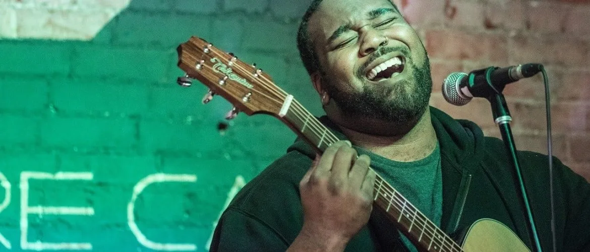 Zingen en gitaar spelen tegelijkertijd. 5 tips!